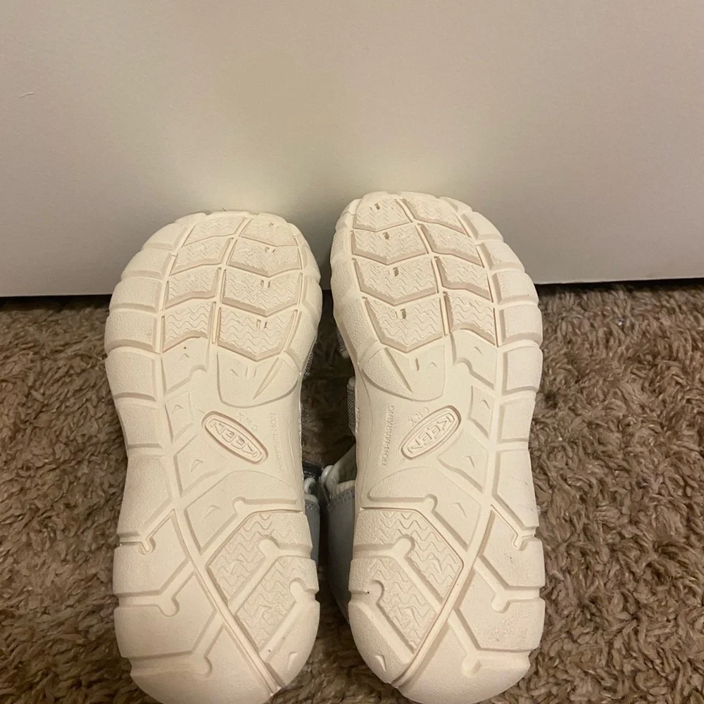 Kids Gray and White Keen’s